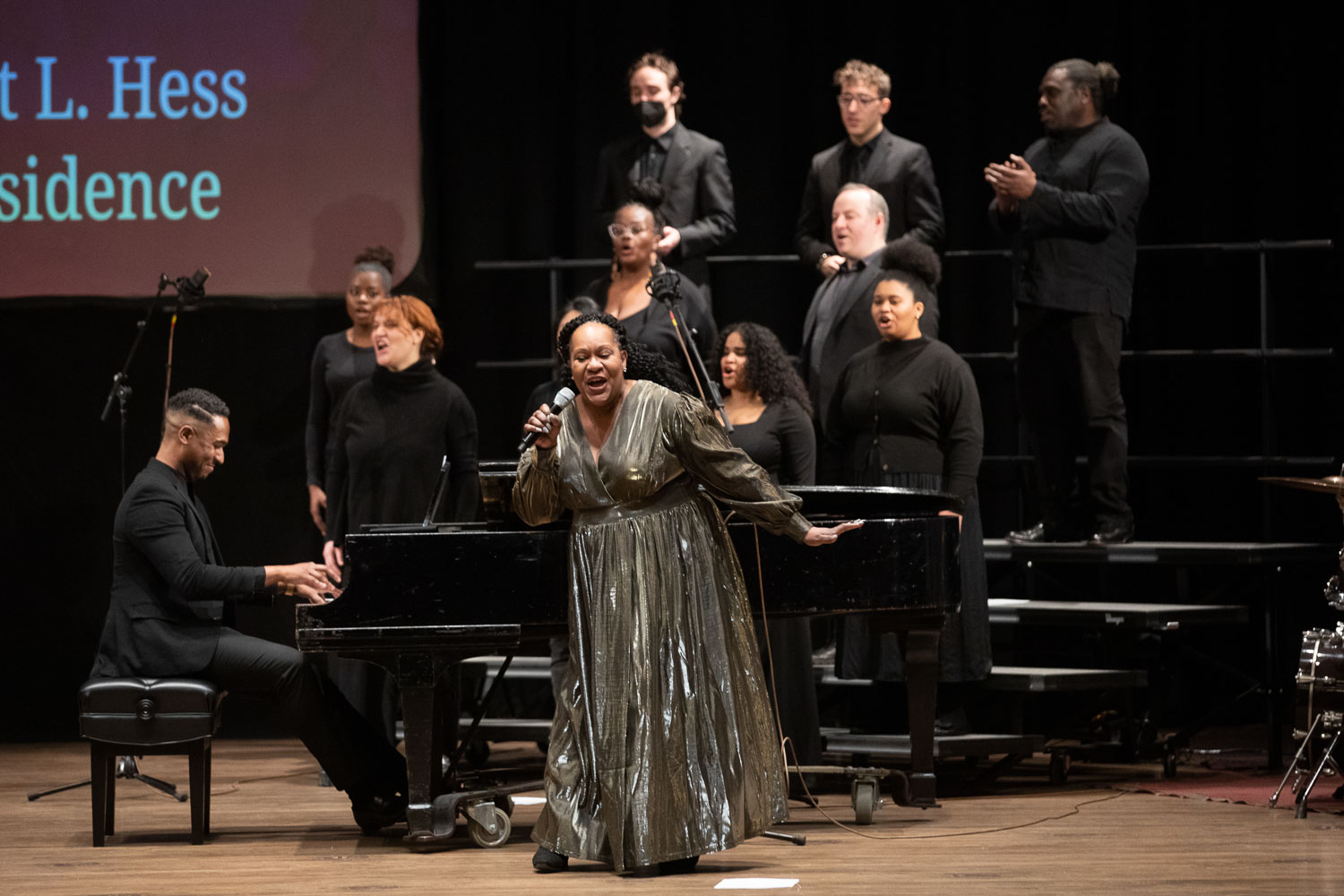 Mezzo-soprano Lucia Bradford